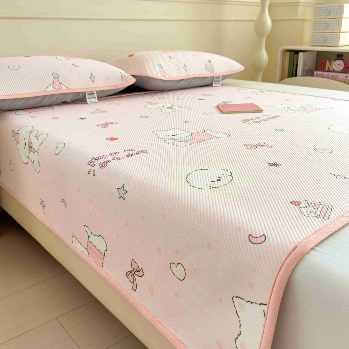 91家纺网 家纺一手货源 找家纺 孩子王家纺 2026春夏新款豆豆席卡通凉感值过0.21可机洗夏天学生宿舍单人空调软席凉席席子 心心蜜狗 床单款