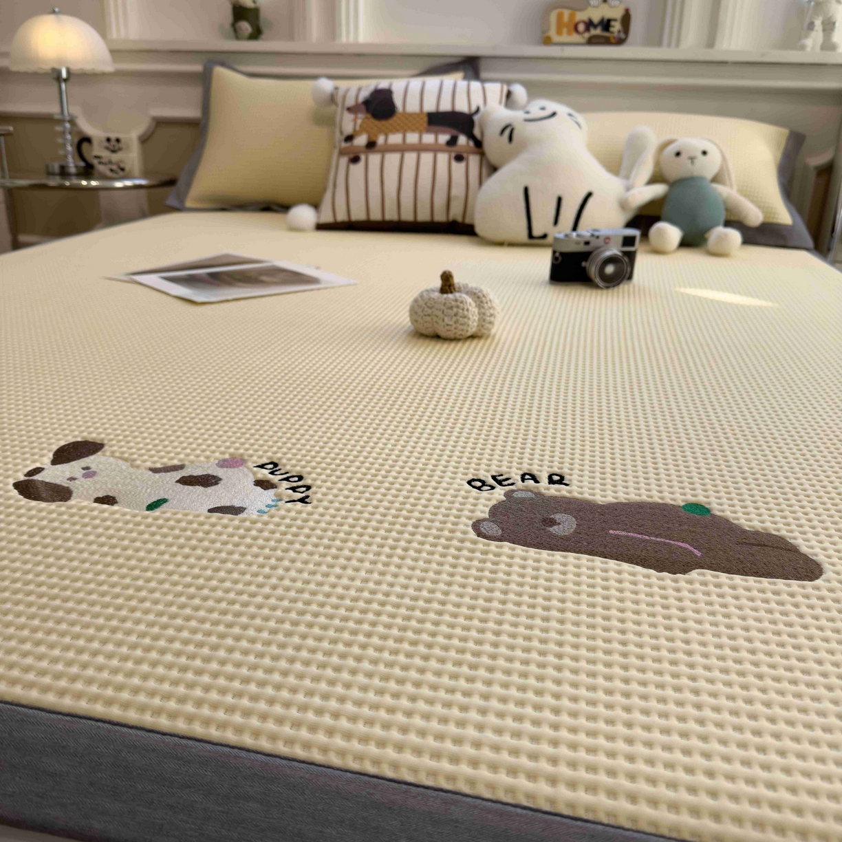 91家纺网 家纺一手货源 找家纺 孩子王家纺 2026春夏新款乙纶冰豆豆凉席凉感值过0.21冰丝席-华夫格绣花空调软席凉席席子 懒懒小憩 床单款