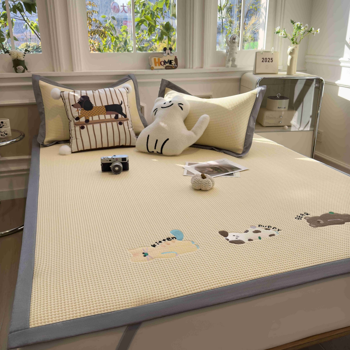 91家纺网 家纺一手货源 找家纺 孩子王家纺 2026春夏新款乙纶冰豆豆凉席凉感值过0.21冰丝席-华夫格绣花空调软席凉席席子 懒懒小憩 床单款