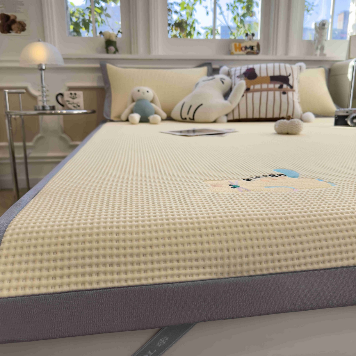 91家纺网 家纺一手货源 找家纺 孩子王家纺 2026春夏新款乙纶冰豆豆凉席凉感值过0.21冰丝席-华夫格绣花空调软席凉席席子 懒懒小憩 床单款