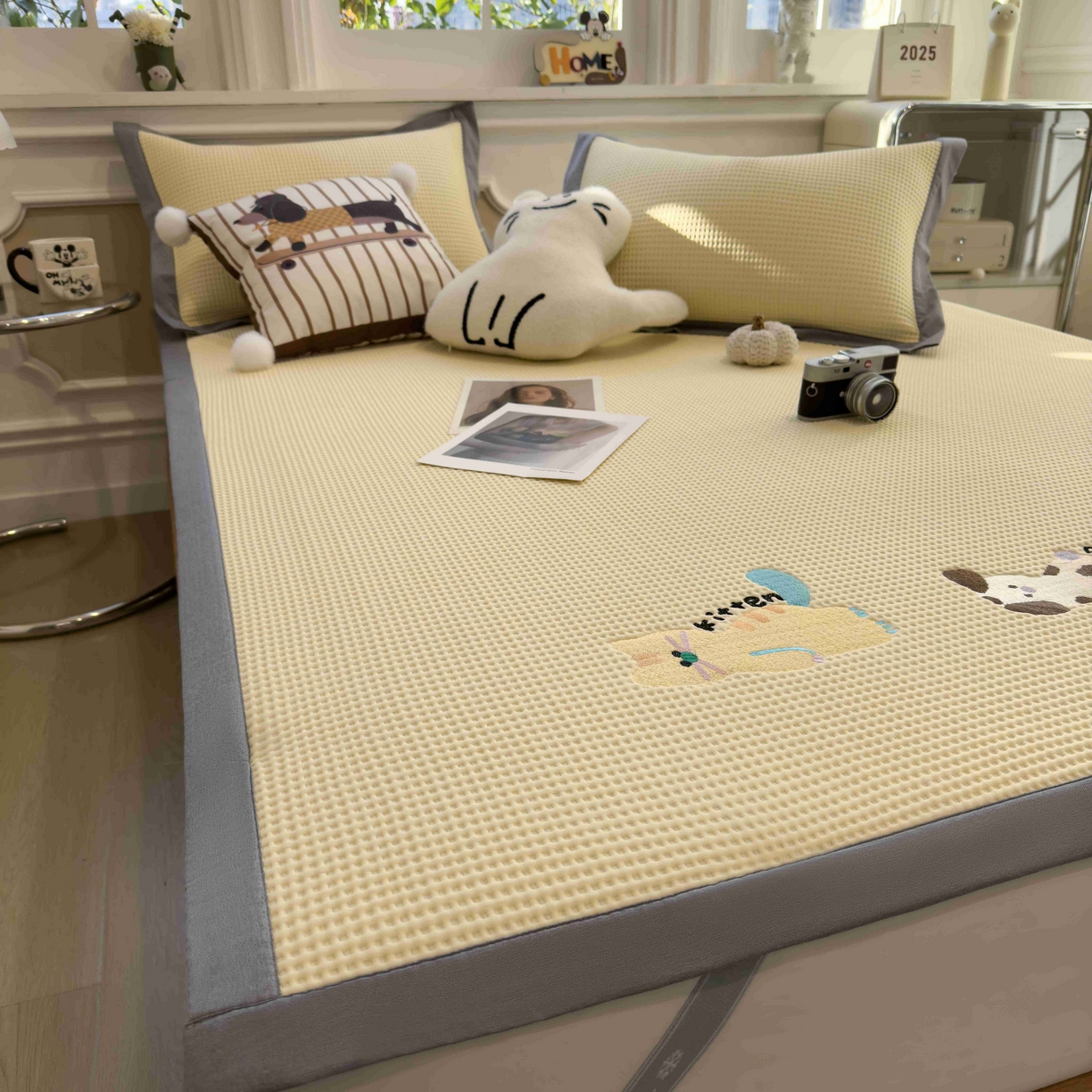 91家纺网 家纺一手货源 找家纺 孩子王家纺 2026春夏新款乙纶冰豆豆凉席凉感值过0.21冰丝席-华夫格绣花空调软席凉席席子 懒懒小憩 床单款