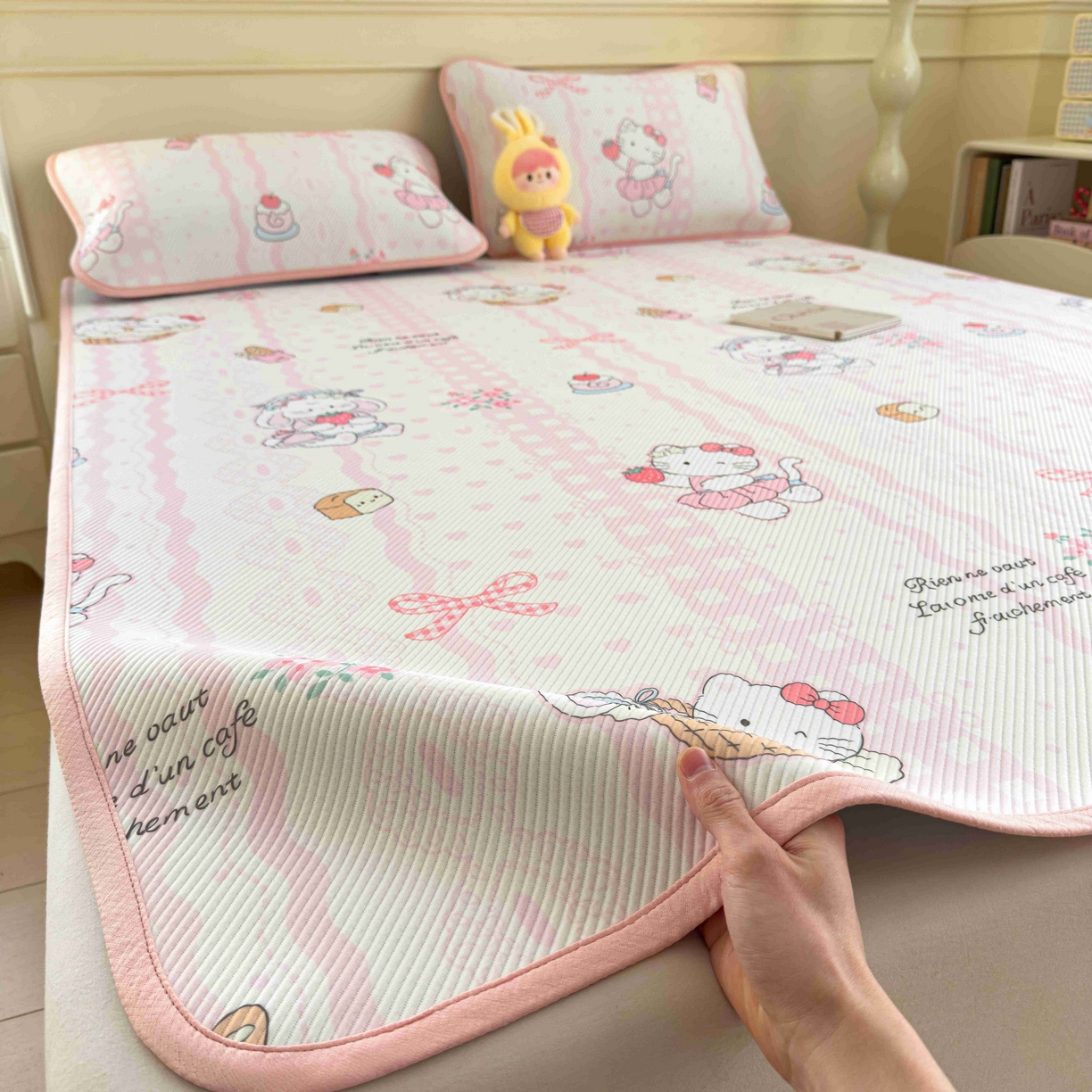 91家纺网 家纺一手货源 找家纺 孩子王家纺 2026春夏新款豆豆席卡通凉感值过0.21可机洗夏天学生宿舍单人空调软席凉席席子 摇篮梦 床单款