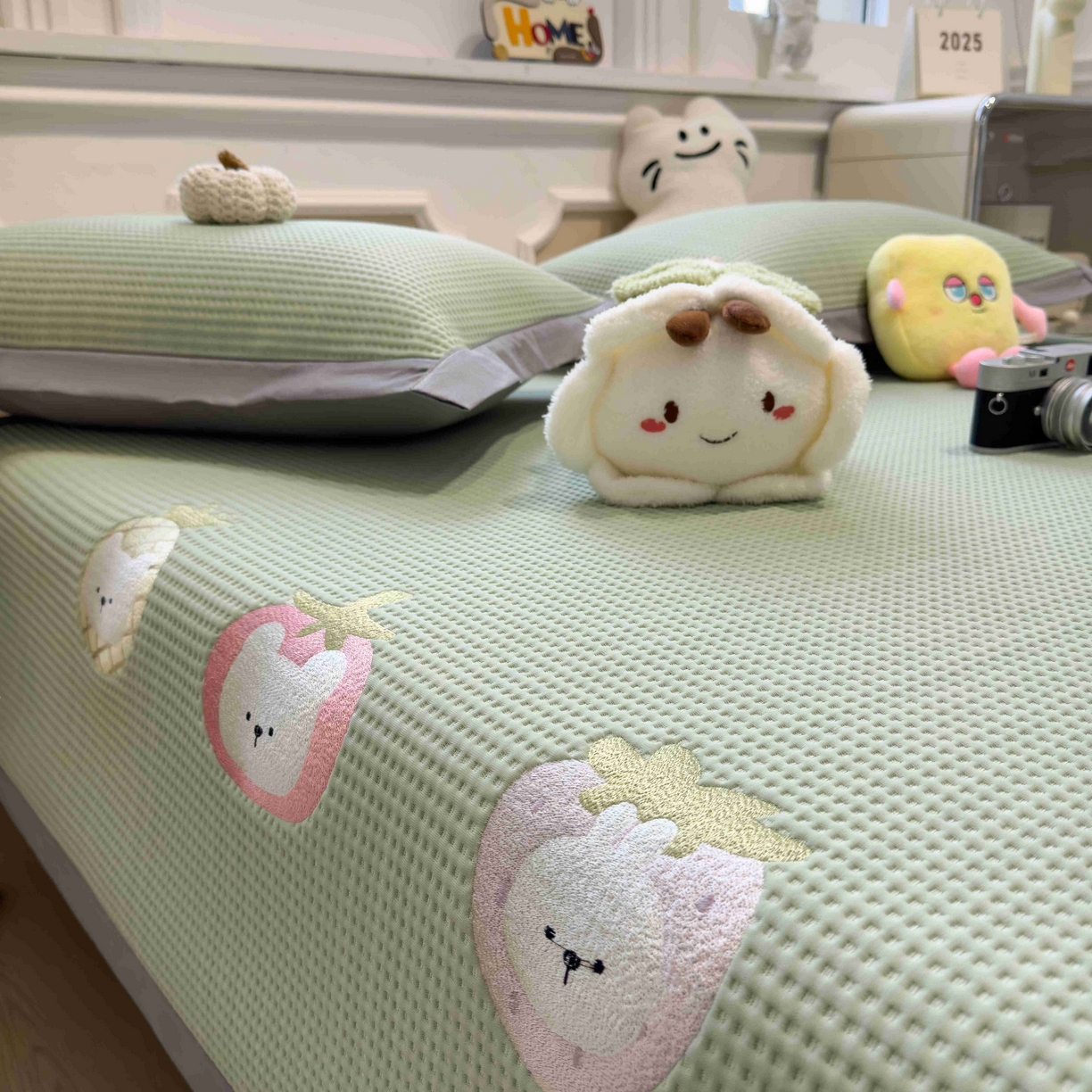 91家纺网 家纺一手货源 找家纺 孩子王家纺 2026春夏新款乙纶冰豆豆凉席凉感值过0.21冰丝席-华夫格绣花空调软席凉席席子 奶冻喵-果绿 床单款