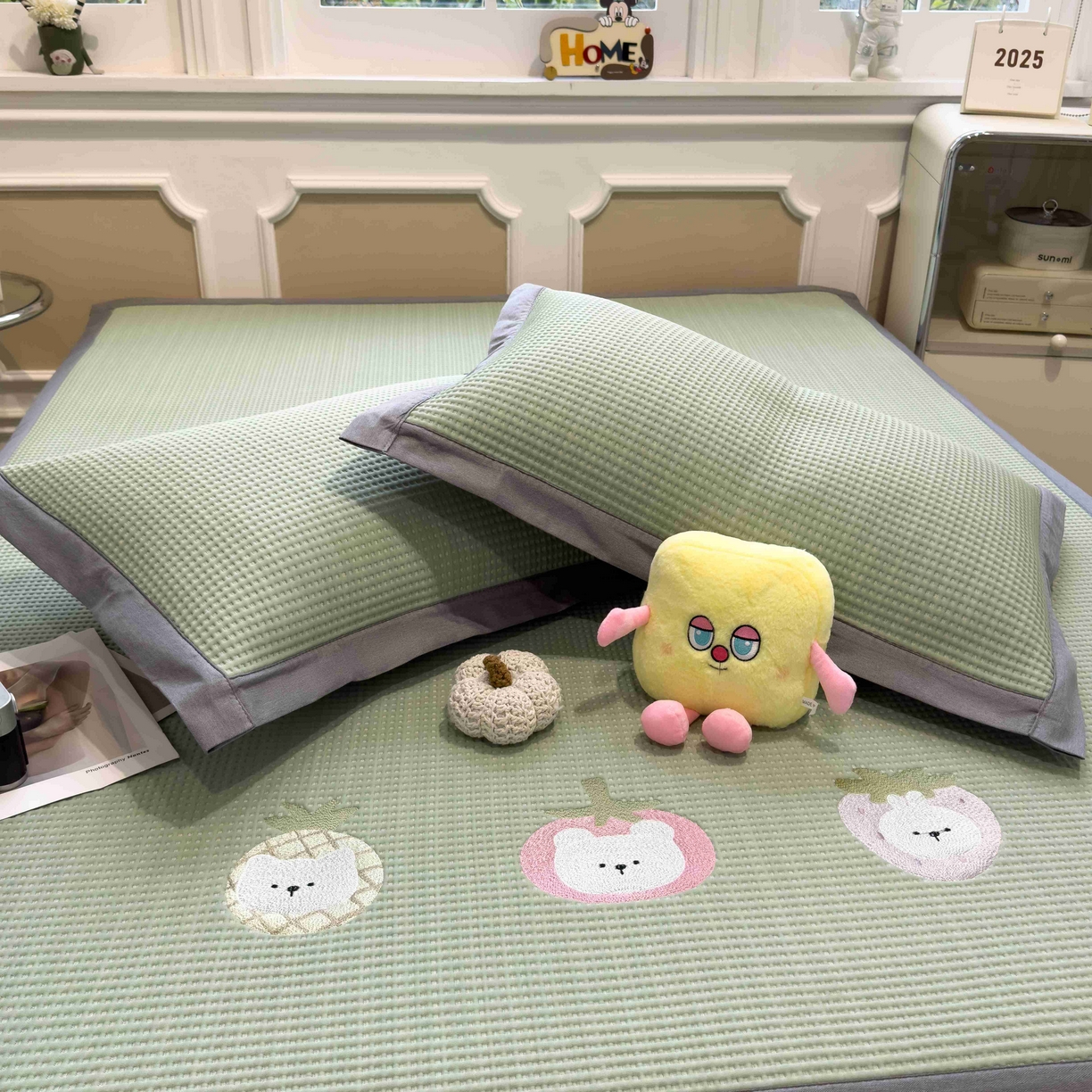 91家纺网 家纺一手货源 找家纺 孩子王家纺 2026春夏新款乙纶冰豆豆凉席凉感值过0.21冰丝席-华夫格绣花空调软席凉席席子 奶冻喵-果绿 床单款