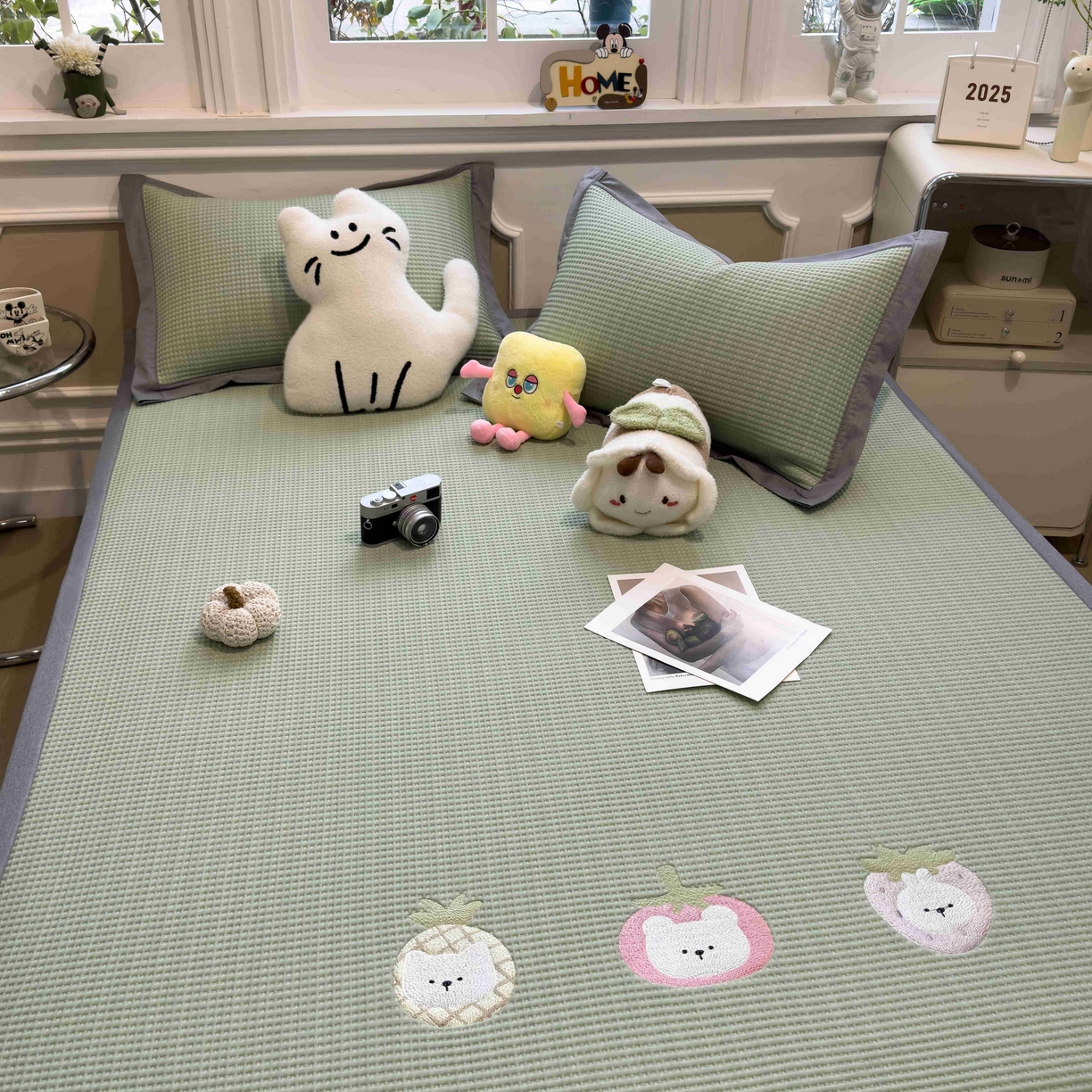 91家纺网 家纺一手货源 找家纺 孩子王家纺 2026春夏新款乙纶冰豆豆凉席凉感值过0.21冰丝席-华夫格绣花空调软席凉席席子 奶冻喵-果绿 床单款