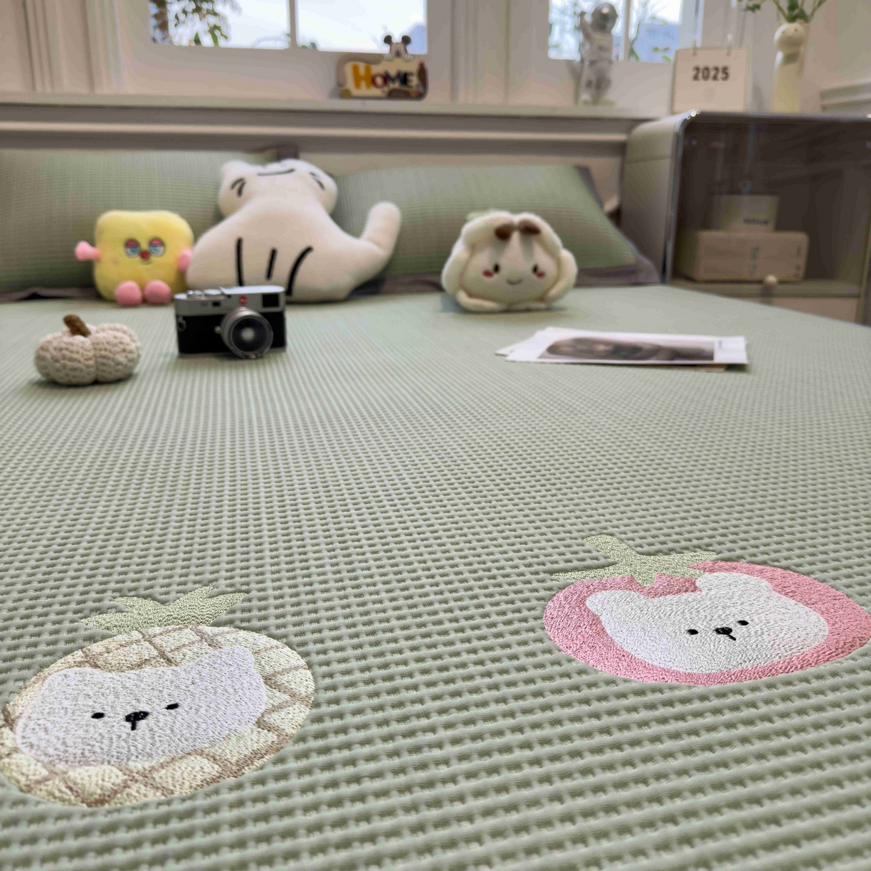 91家纺网 家纺一手货源 找家纺 孩子王家纺 2026春夏新款乙纶冰豆豆凉席凉感值过0.21冰丝席-华夫格绣花空调软席凉席席子 奶冻喵-果绿 床单款