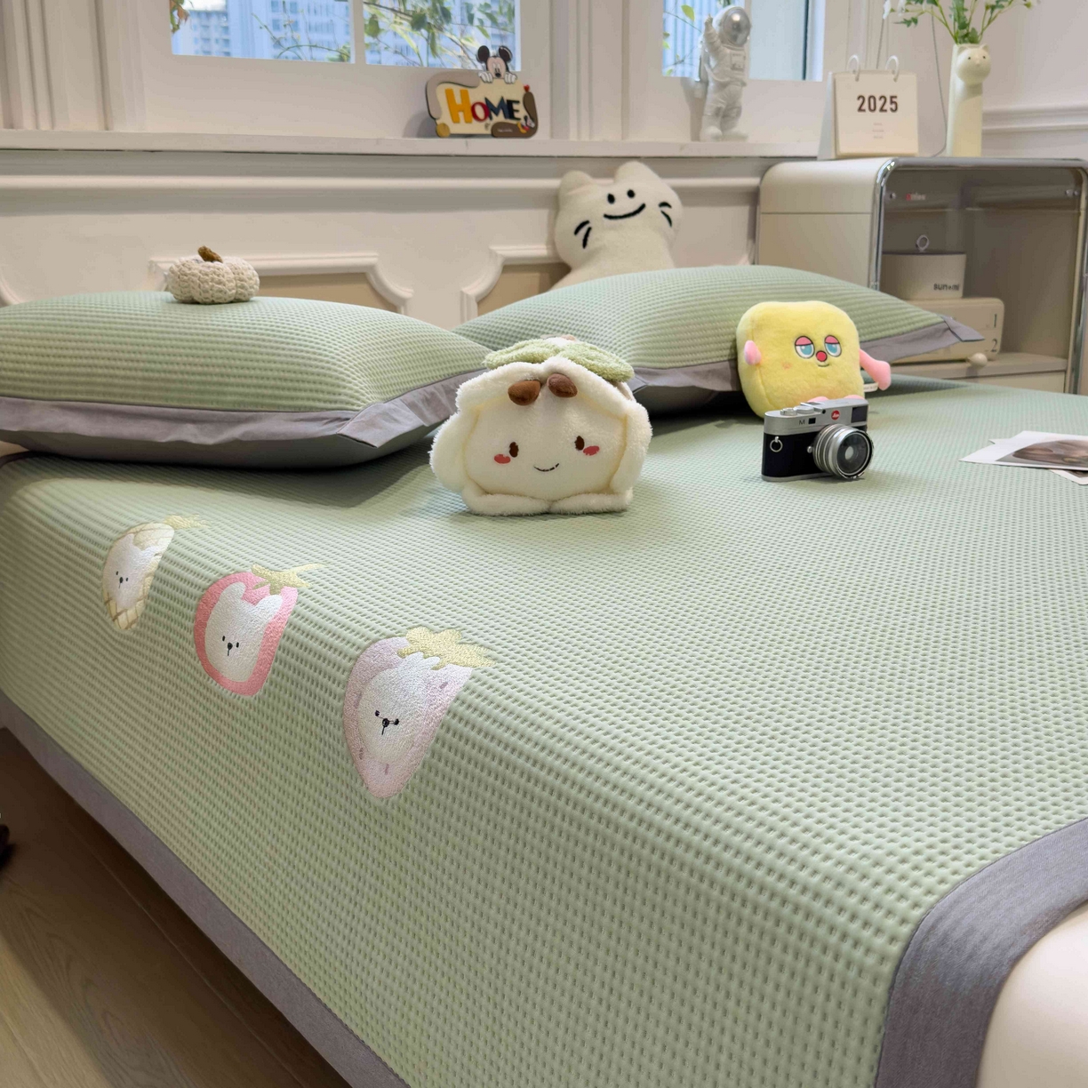 91家纺网 家纺一手货源 找家纺 孩子王家纺 2026春夏新款乙纶冰豆豆凉席凉感值过0.21冰丝席-华夫格绣花空调软席凉席席子 奶冻喵-果绿 床单款