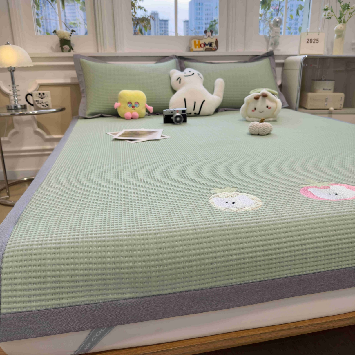 91家纺网 家纺一手货源 找家纺 孩子王家纺 2026春夏新款乙纶冰豆豆凉席凉感值过0.21冰丝席-华夫格绣花空调软席凉席席子 奶冻喵-果绿 床单款