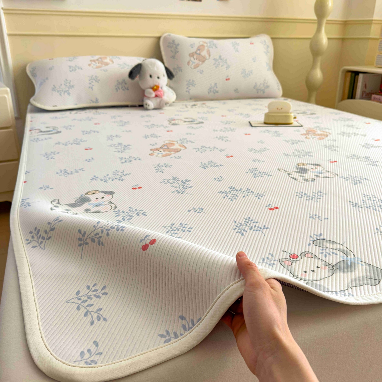 91家纺网 家纺一手货源 找家纺 孩子王家纺 2026春夏新款豆豆席卡通凉感值过0.21可机洗夏天学生宿舍单人空调软席凉席席子 樱桃泡泡狗 床单款