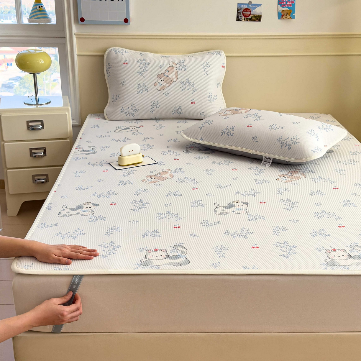 91家纺网 家纺一手货源 找家纺 孩子王家纺 2026春夏新款豆豆席卡通凉感值过0.21可机洗夏天学生宿舍单人空调软席凉席席子 樱桃泡泡狗 床单款