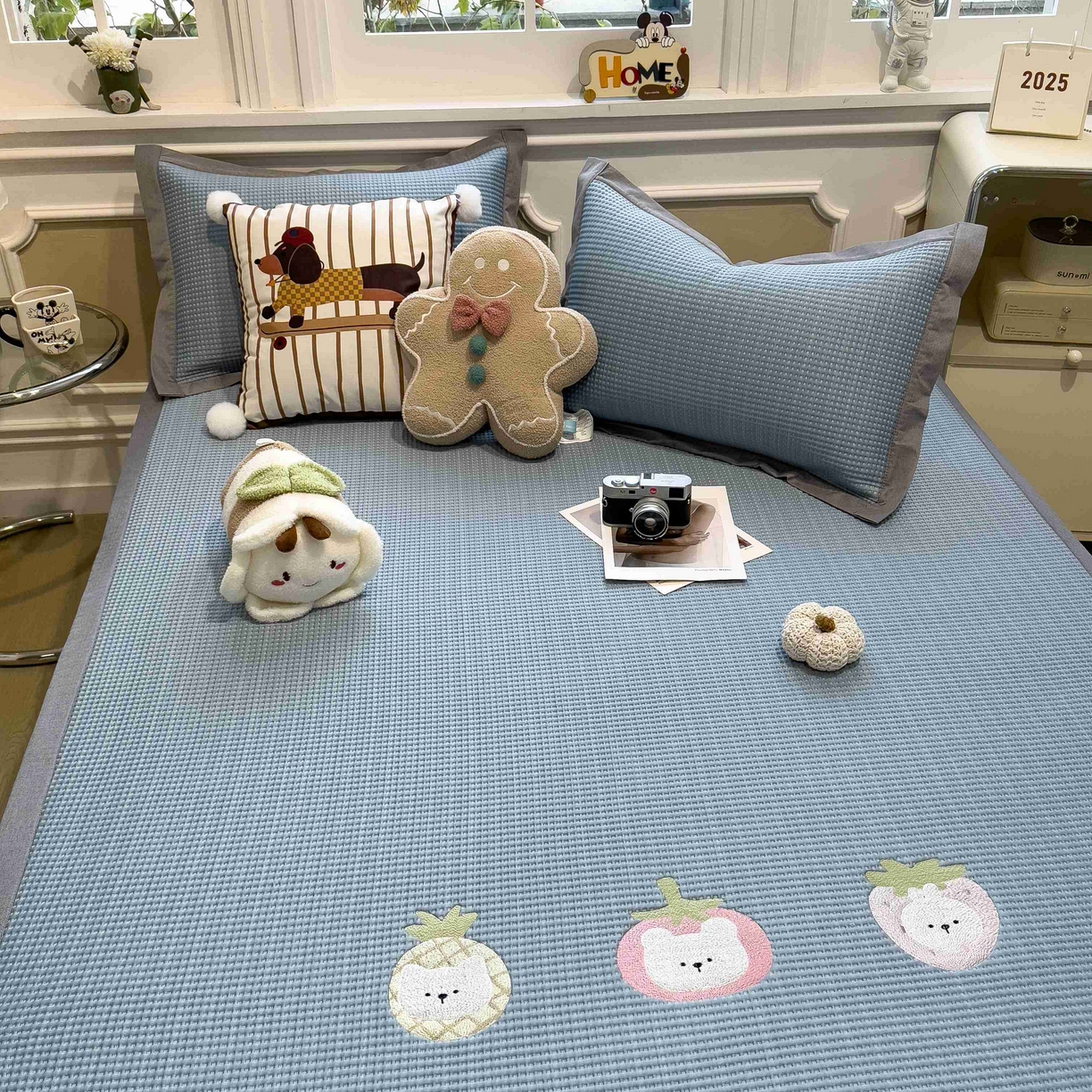 91家纺网 家纺一手货源 找家纺 孩子王家纺 2026春夏新款乙纶冰豆豆凉席凉感值过0.21冰丝席-华夫格绣花空调软席凉席席子 奶冻喵-蓝 床单款