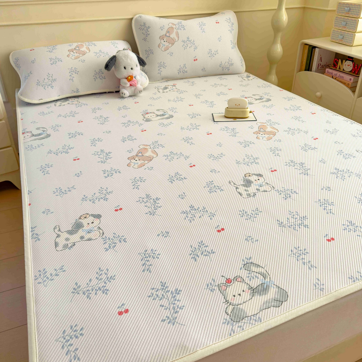 91家纺网 家纺一手货源 找家纺 孩子王家纺 2026春夏新款豆豆席卡通凉感值过0.21可机洗夏天学生宿舍单人空调软席凉席席子 樱桃泡泡狗 床单款