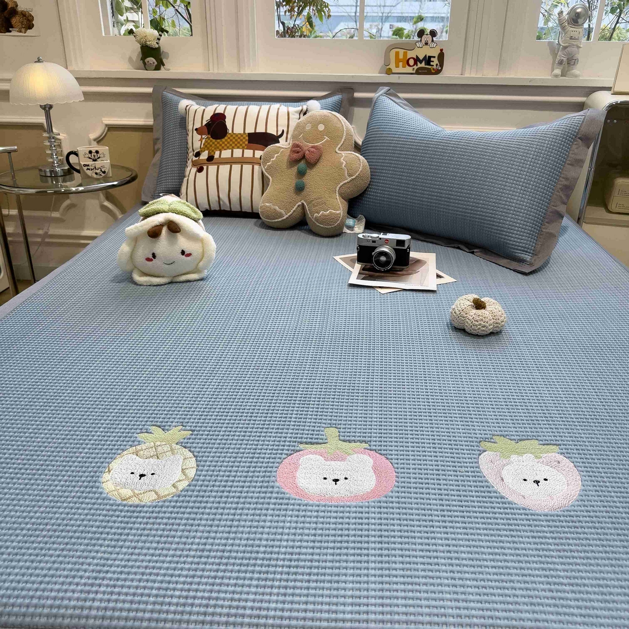 91家纺网 家纺一手货源 找家纺 孩子王家纺 2026春夏新款乙纶冰豆豆凉席凉感值过0.21冰丝席-华夫格绣花空调软席凉席席子 奶冻喵-蓝 床单款