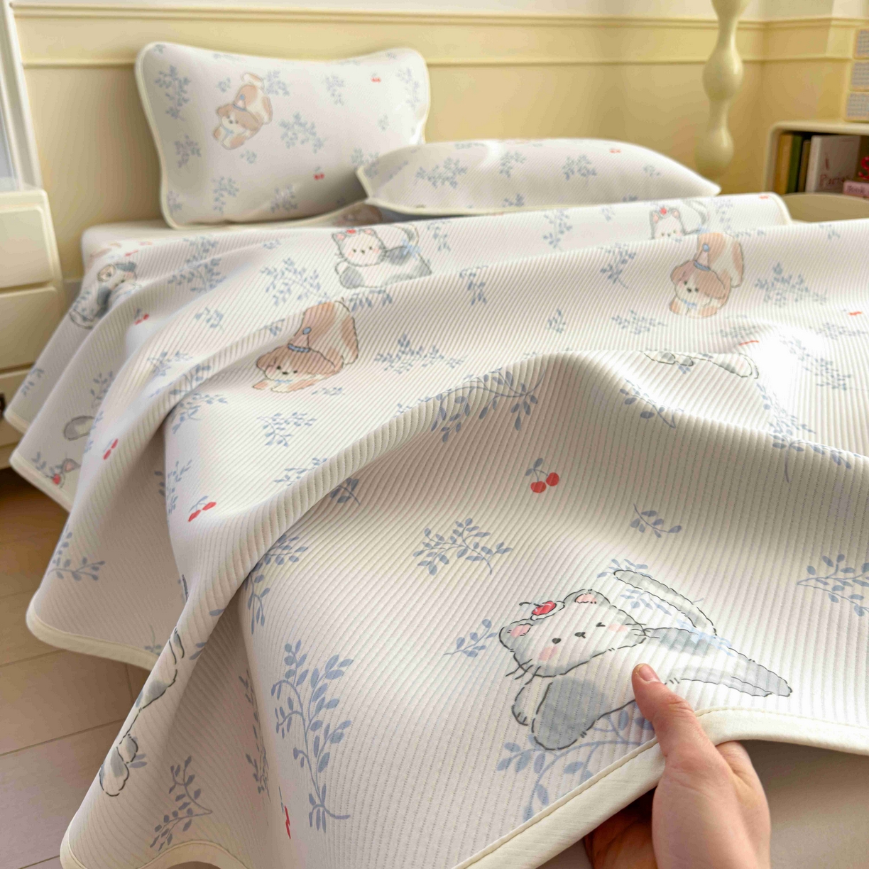 91家纺网 家纺一手货源 找家纺 孩子王家纺 2026春夏新款豆豆席卡通凉感值过0.21可机洗夏天学生宿舍单人空调软席凉席席子 樱桃泡泡狗 床单款