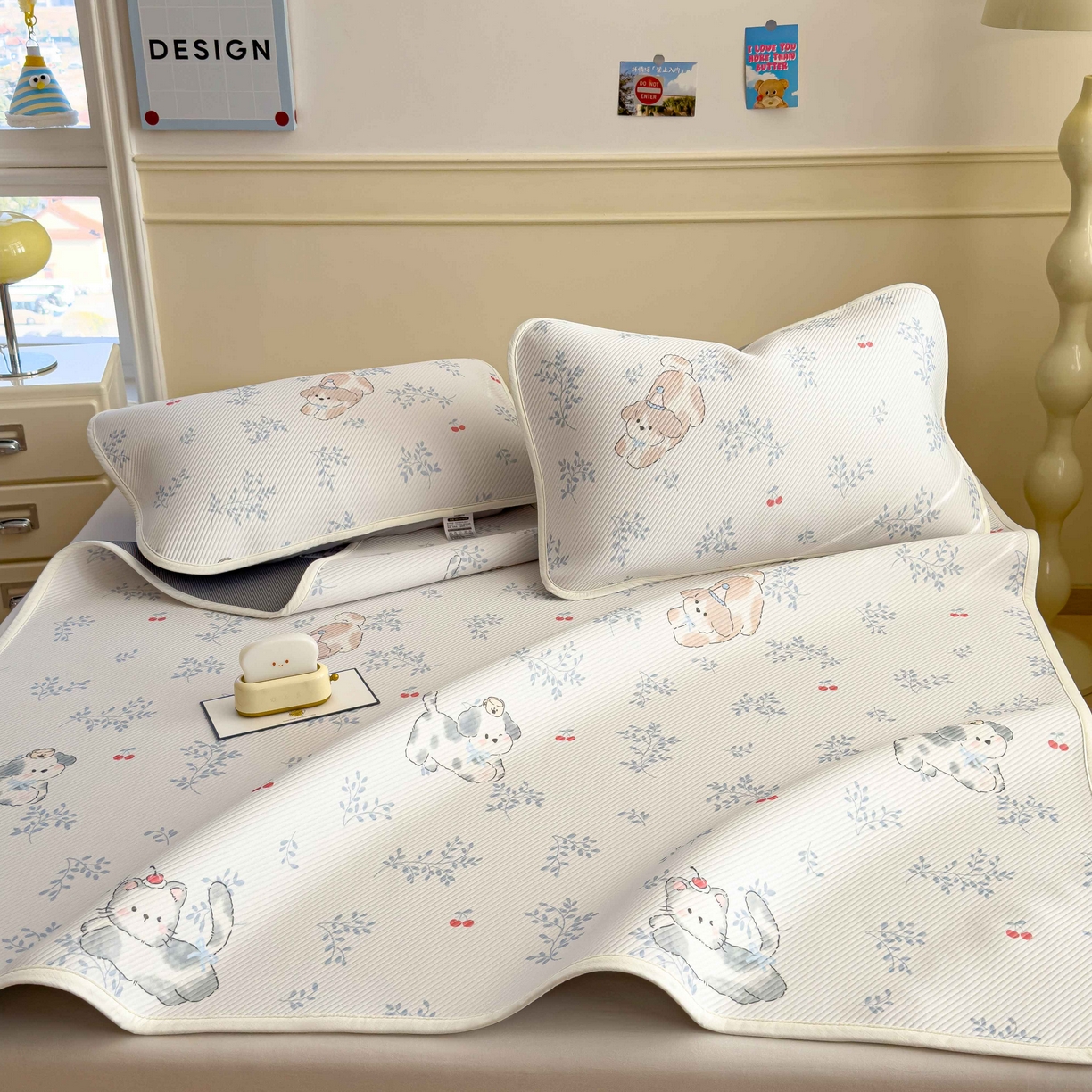 91家纺网 家纺一手货源 找家纺 孩子王家纺 2026春夏新款豆豆席卡通凉感值过0.21可机洗夏天学生宿舍单人空调软席凉席席子 樱桃泡泡狗 床单款