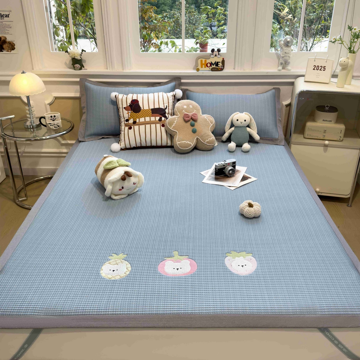 91家纺网 家纺一手货源 找家纺 孩子王家纺 2026春夏新款乙纶冰豆豆凉席凉感值过0.21冰丝席-华夫格绣花空调软席凉席席子 奶冻喵-蓝 床单款