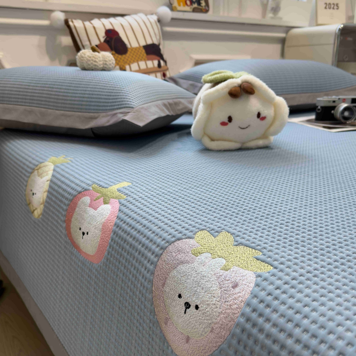 91家纺网 家纺一手货源 找家纺 孩子王家纺 2026春夏新款乙纶冰豆豆凉席凉感值过0.21冰丝席-华夫格绣花空调软席凉席席子 奶冻喵-蓝 床单款