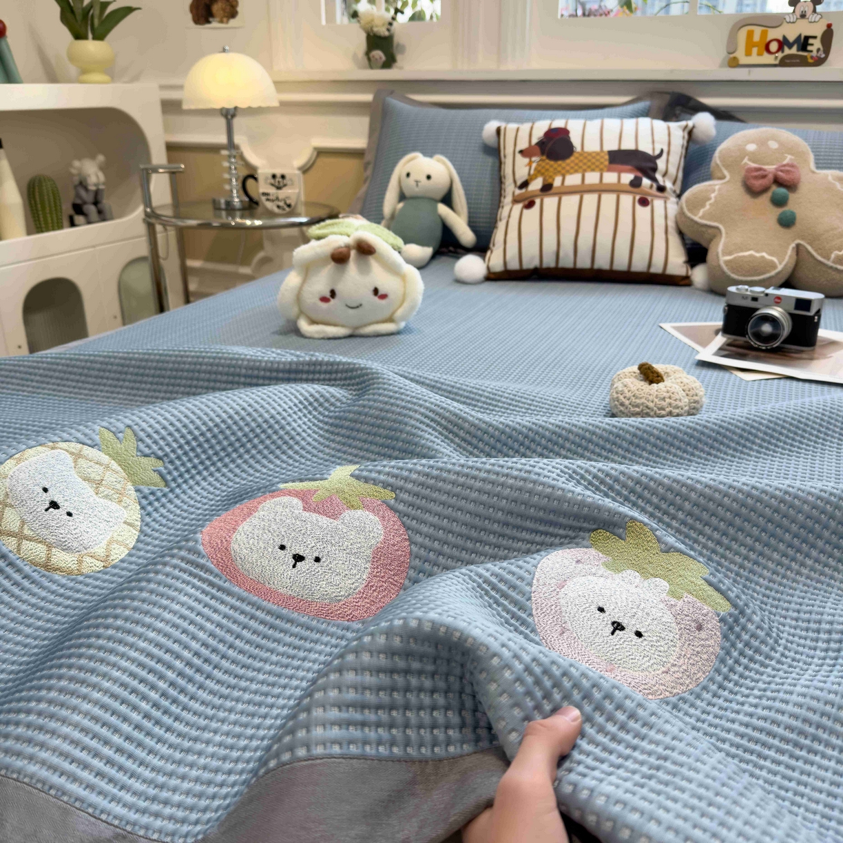 91家纺网 家纺一手货源 找家纺 孩子王家纺 2026春夏新款乙纶冰豆豆凉席凉感值过0.21冰丝席-华夫格绣花空调软席凉席席子 奶冻喵-蓝 床单款