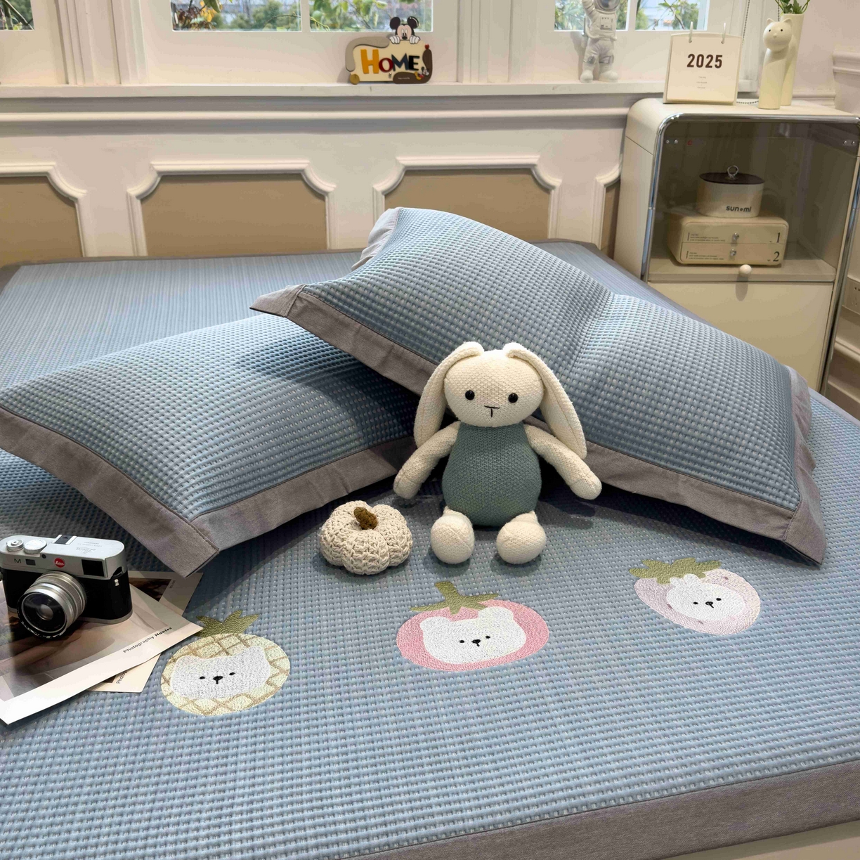 91家纺网 家纺一手货源 找家纺 孩子王家纺 2026春夏新款乙纶冰豆豆凉席凉感值过0.21冰丝席-华夫格绣花空调软席凉席席子 奶冻喵-蓝 床单款