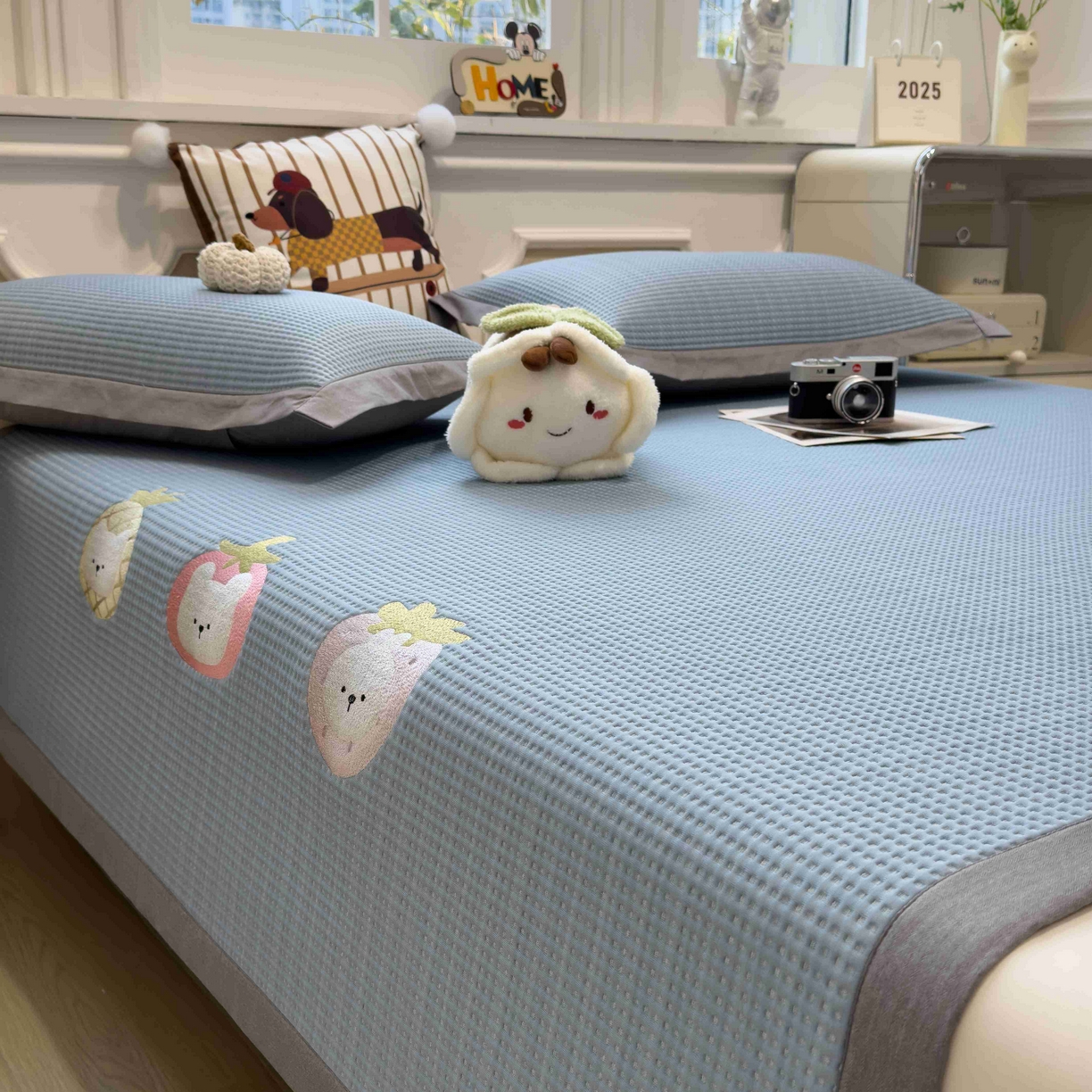 91家纺网 家纺一手货源 找家纺 孩子王家纺 2026春夏新款乙纶冰豆豆凉席凉感值过0.21冰丝席-华夫格绣花空调软席凉席席子 奶冻喵-蓝 床单款