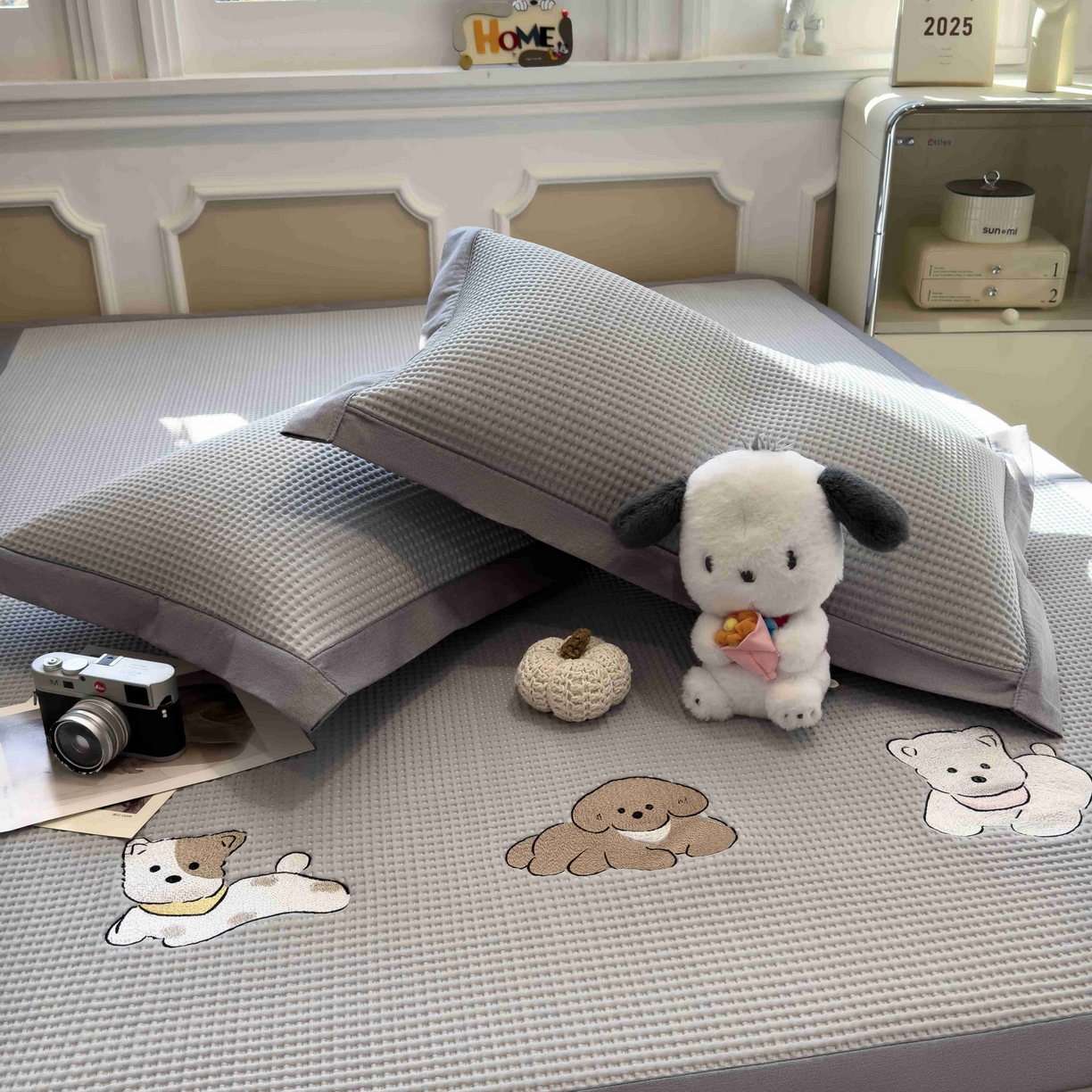 91家纺网 家纺一手货源 找家纺 孩子王家纺 2026春夏新款乙纶冰豆豆凉席凉感值过0.21冰丝席-华夫格绣花空调软席凉席席子 躺躺岛-灰 床单款