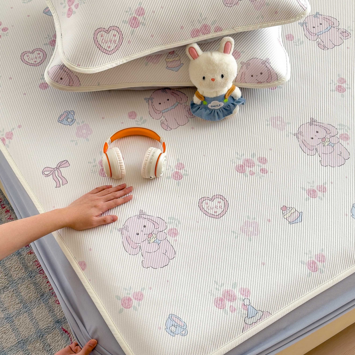 91家纺网 家纺一手货源 找家纺 孩子王家纺 2026春夏新款豆豆席卡通凉感值过0.21可机洗夏天学生宿舍单人空调软席凉席席子 爱心兔 床笠款