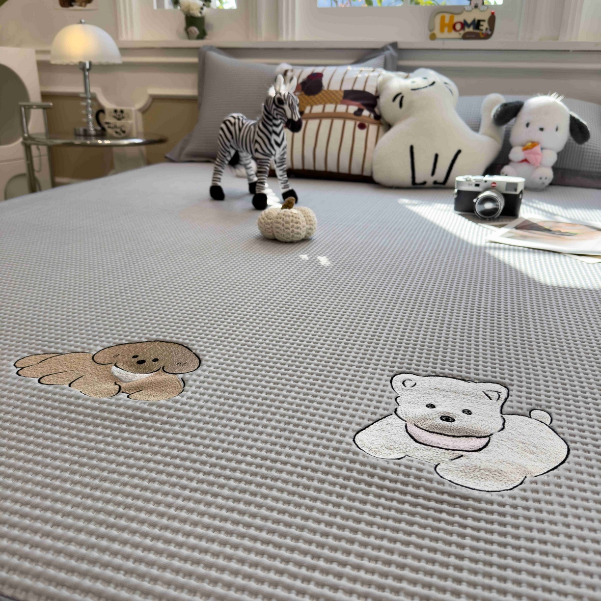 91家纺网 家纺一手货源 找家纺 孩子王家纺 2026春夏新款乙纶冰豆豆凉席凉感值过0.21冰丝席-华夫格绣花空调软席凉席席子 躺躺岛-灰 床单款