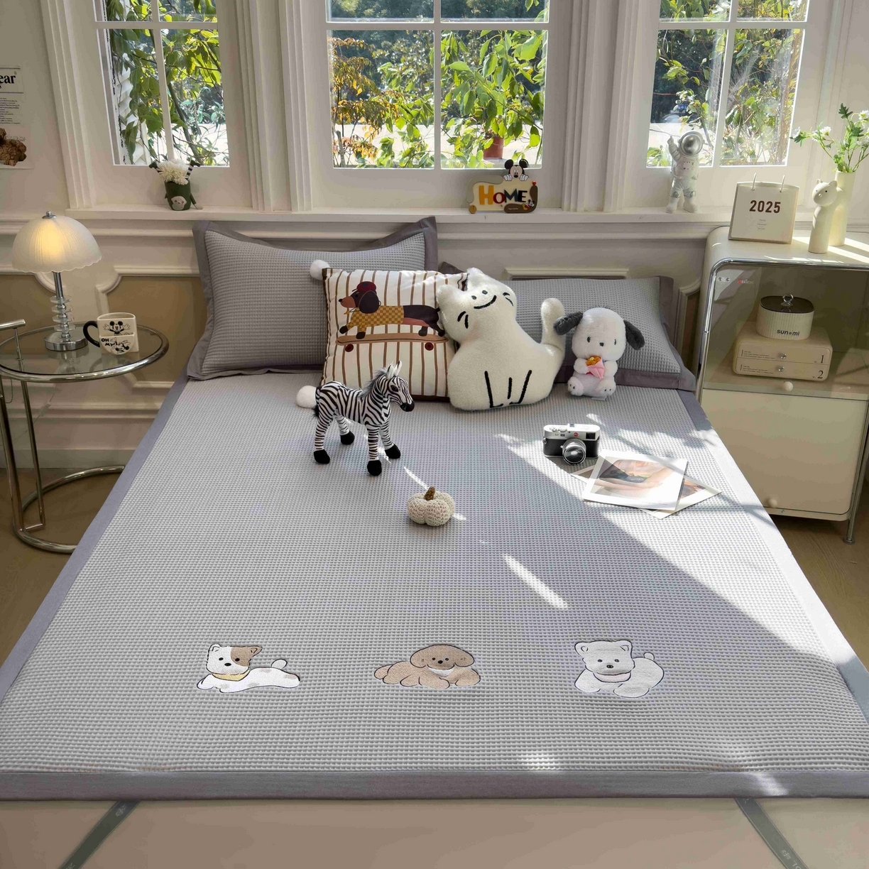 91家纺网 家纺一手货源 找家纺 孩子王家纺 2026春夏新款乙纶冰豆豆凉席凉感值过0.21冰丝席-华夫格绣花空调软席凉席席子 躺躺岛-灰 床单款