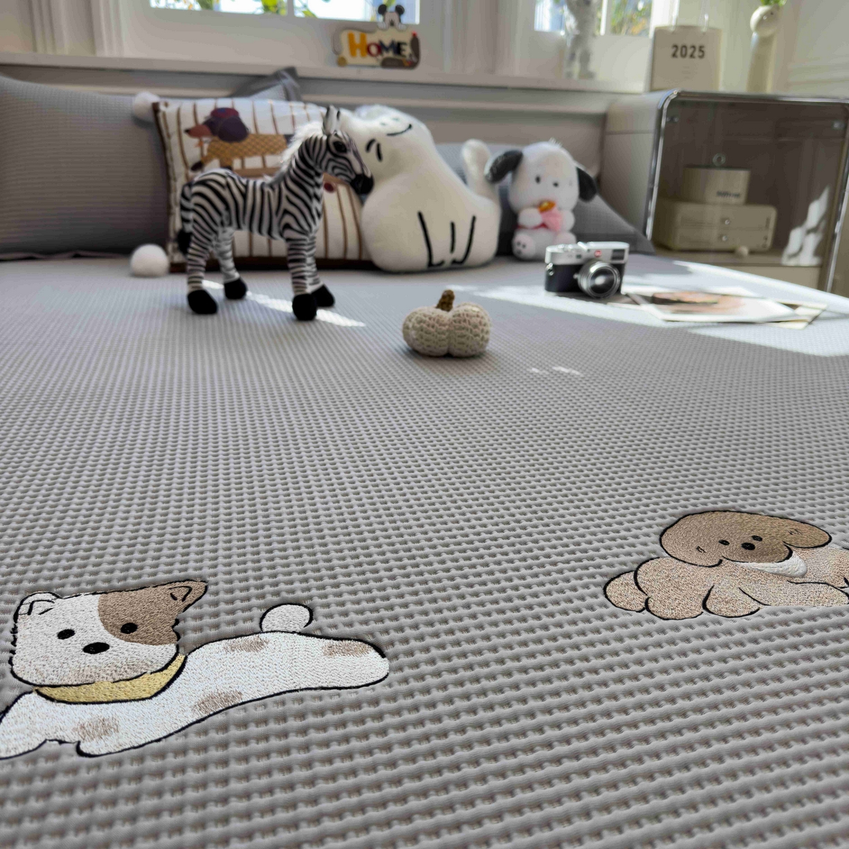 91家纺网 家纺一手货源 找家纺 孩子王家纺 2026春夏新款乙纶冰豆豆凉席凉感值过0.21冰丝席-华夫格绣花空调软席凉席席子 躺躺岛-灰 床单款