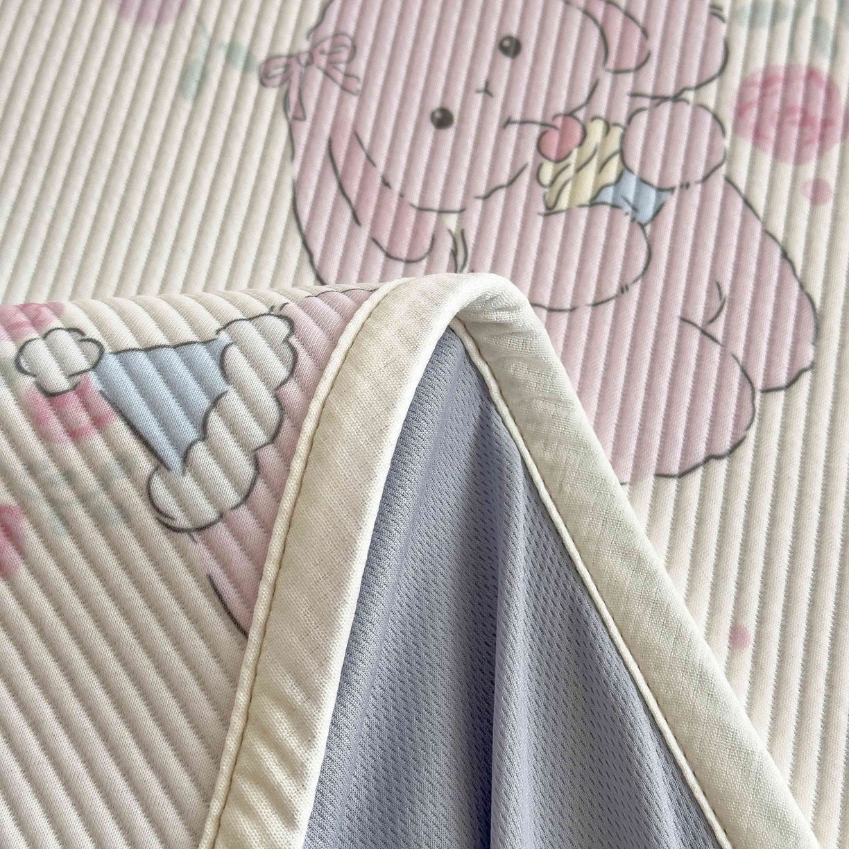 91家纺网 家纺一手货源 找家纺 孩子王家纺 2026春夏新款豆豆席卡通凉感值过0.21可机洗夏天学生宿舍单人空调软席凉席席子 爱心兔 床笠款