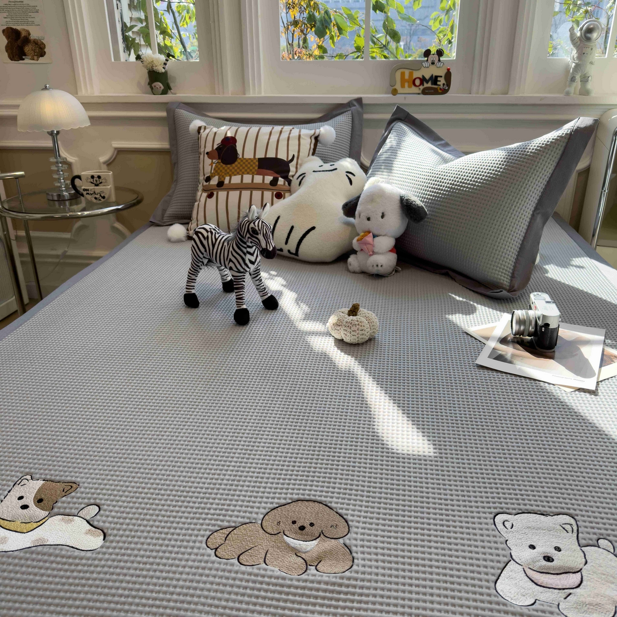 91家纺网 家纺一手货源 找家纺 孩子王家纺 2026春夏新款乙纶冰豆豆凉席凉感值过0.21冰丝席-华夫格绣花空调软席凉席席子 躺躺岛-灰 床单款