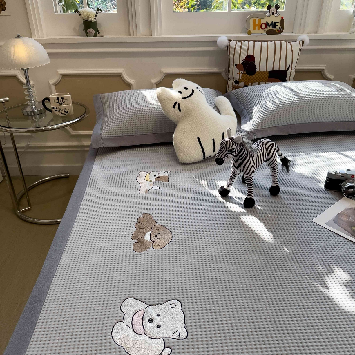 91家纺网 家纺一手货源 找家纺 孩子王家纺 2026春夏新款乙纶冰豆豆凉席凉感值过0.21冰丝席-华夫格绣花空调软席凉席席子 躺躺岛-灰 床单款