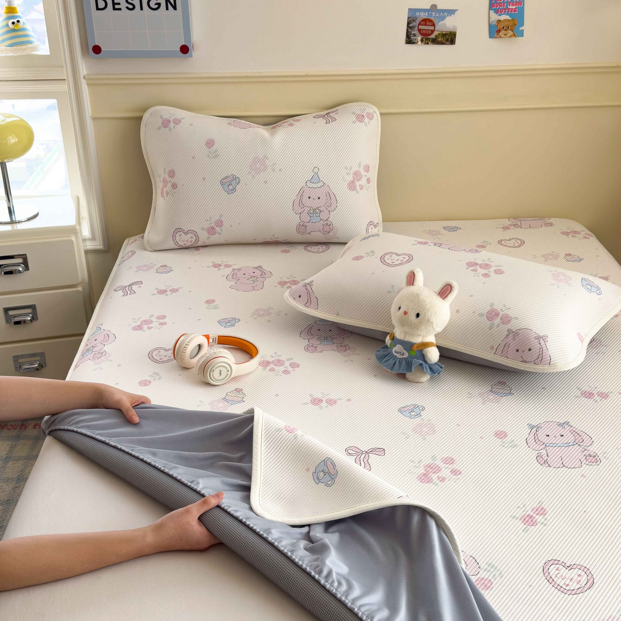 91家纺网 家纺一手货源 找家纺 孩子王家纺 2026春夏新款豆豆席卡通凉感值过0.21可机洗夏天学生宿舍单人空调软席凉席席子 爱心兔 床笠款