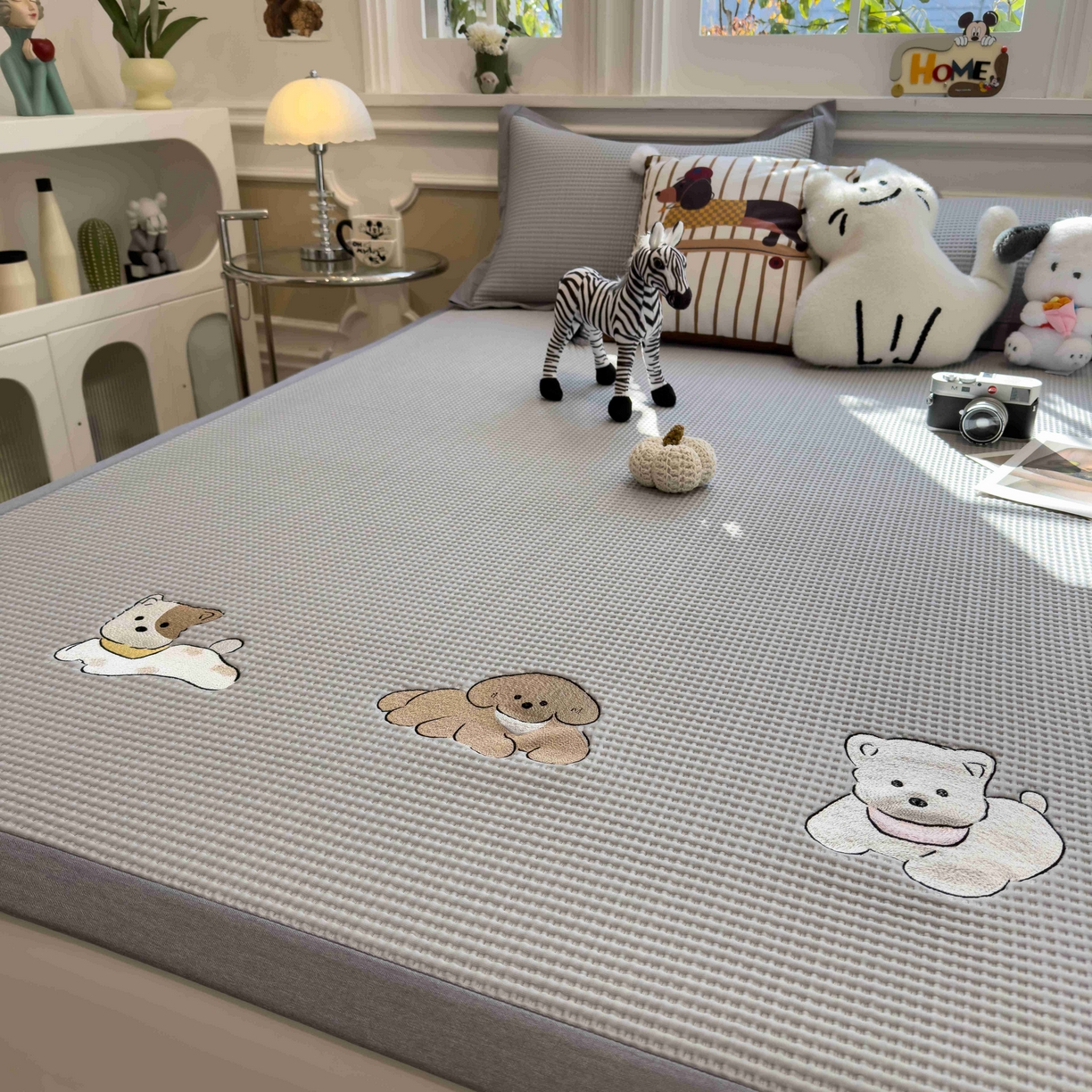 91家纺网 家纺一手货源 找家纺 孩子王家纺 2026春夏新款乙纶冰豆豆凉席凉感值过0.21冰丝席-华夫格绣花空调软席凉席席子 躺躺岛-灰 床单款