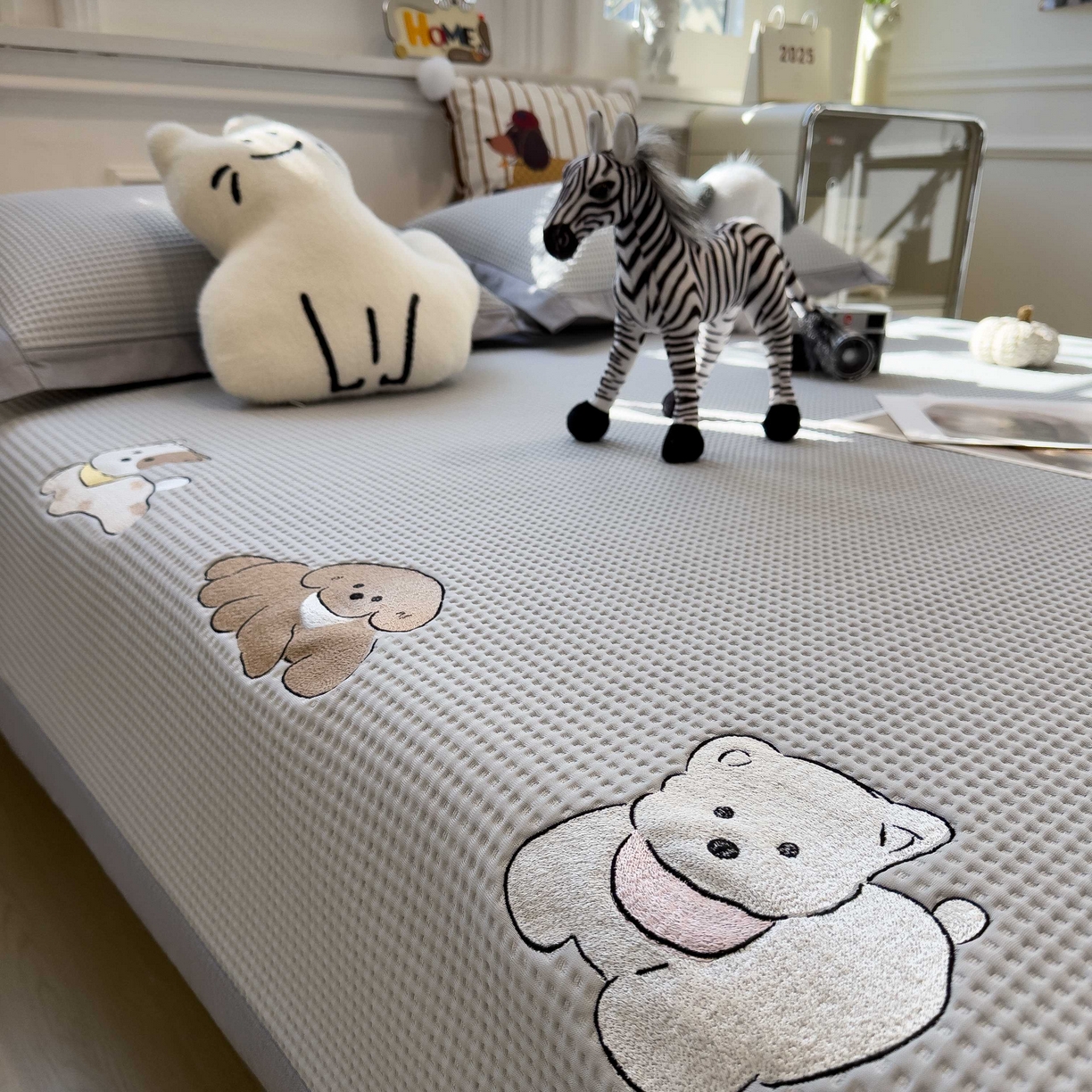 91家纺网 家纺一手货源 找家纺 孩子王家纺 2026春夏新款乙纶冰豆豆凉席凉感值过0.21冰丝席-华夫格绣花空调软席凉席席子 躺躺岛-灰 床单款