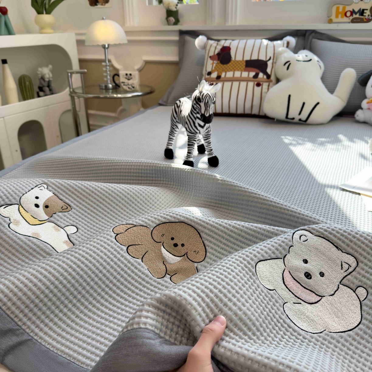 91家纺网 家纺一手货源 找家纺 孩子王家纺 2026春夏新款乙纶冰豆豆凉席凉感值过0.21冰丝席-华夫格绣花空调软席凉席席子 躺躺岛-灰 床单款