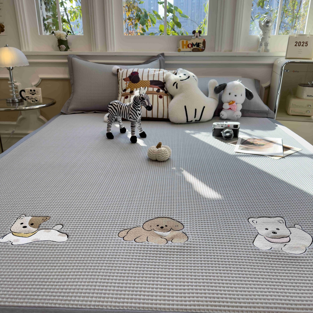 91家纺网 家纺一手货源 找家纺 孩子王家纺 2026春夏新款乙纶冰豆豆凉席凉感值过0.21冰丝席-华夫格绣花空调软席凉席席子 躺躺岛-灰 床单款