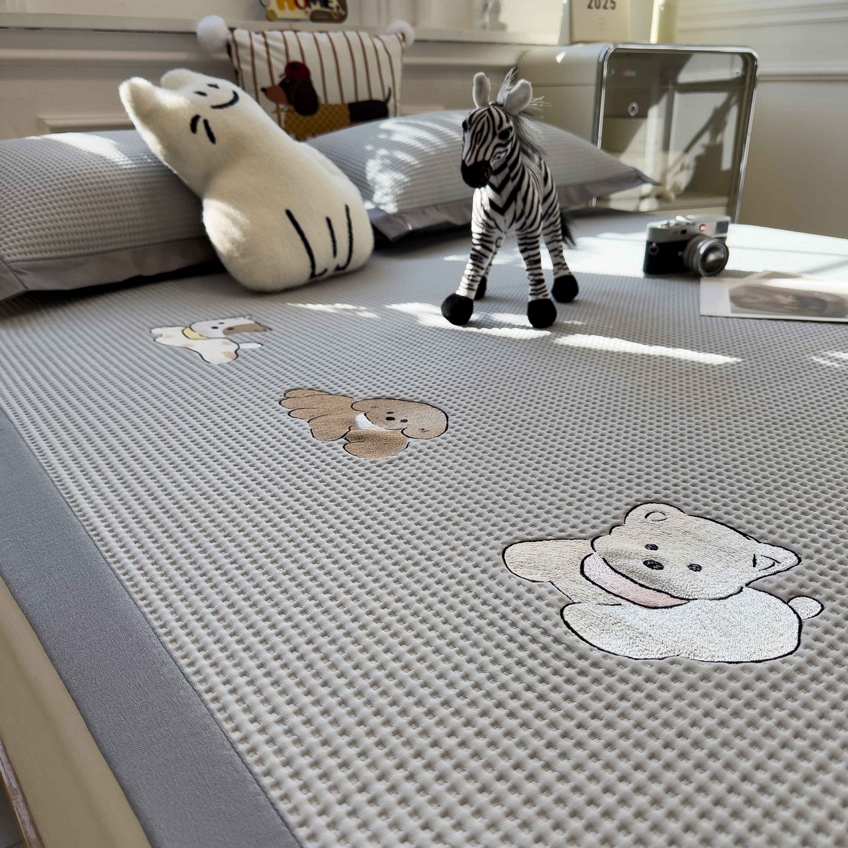 91家纺网 家纺一手货源 找家纺 孩子王家纺 2026春夏新款乙纶冰豆豆凉席凉感值过0.21冰丝席-华夫格绣花空调软席凉席席子 躺躺岛-灰 床单款