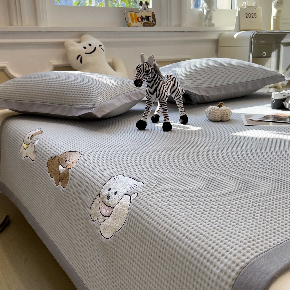 91家纺网 家纺一手货源 找家纺 孩子王家纺 2026春夏新款乙纶冰豆豆凉席凉感值过0.21冰丝席-华夫格绣花空调软席凉席席子 躺躺岛-灰 床单款