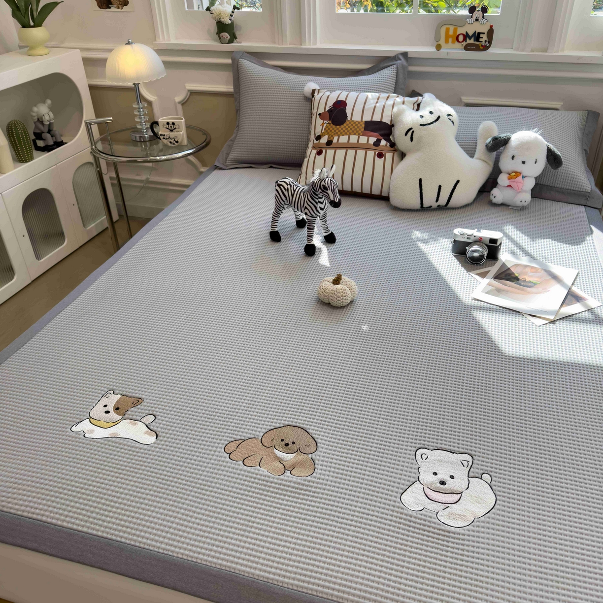 91家纺网 家纺一手货源 找家纺 孩子王家纺 2026春夏新款乙纶冰豆豆凉席凉感值过0.21冰丝席-华夫格绣花空调软席凉席席子 躺躺岛-灰 床单款