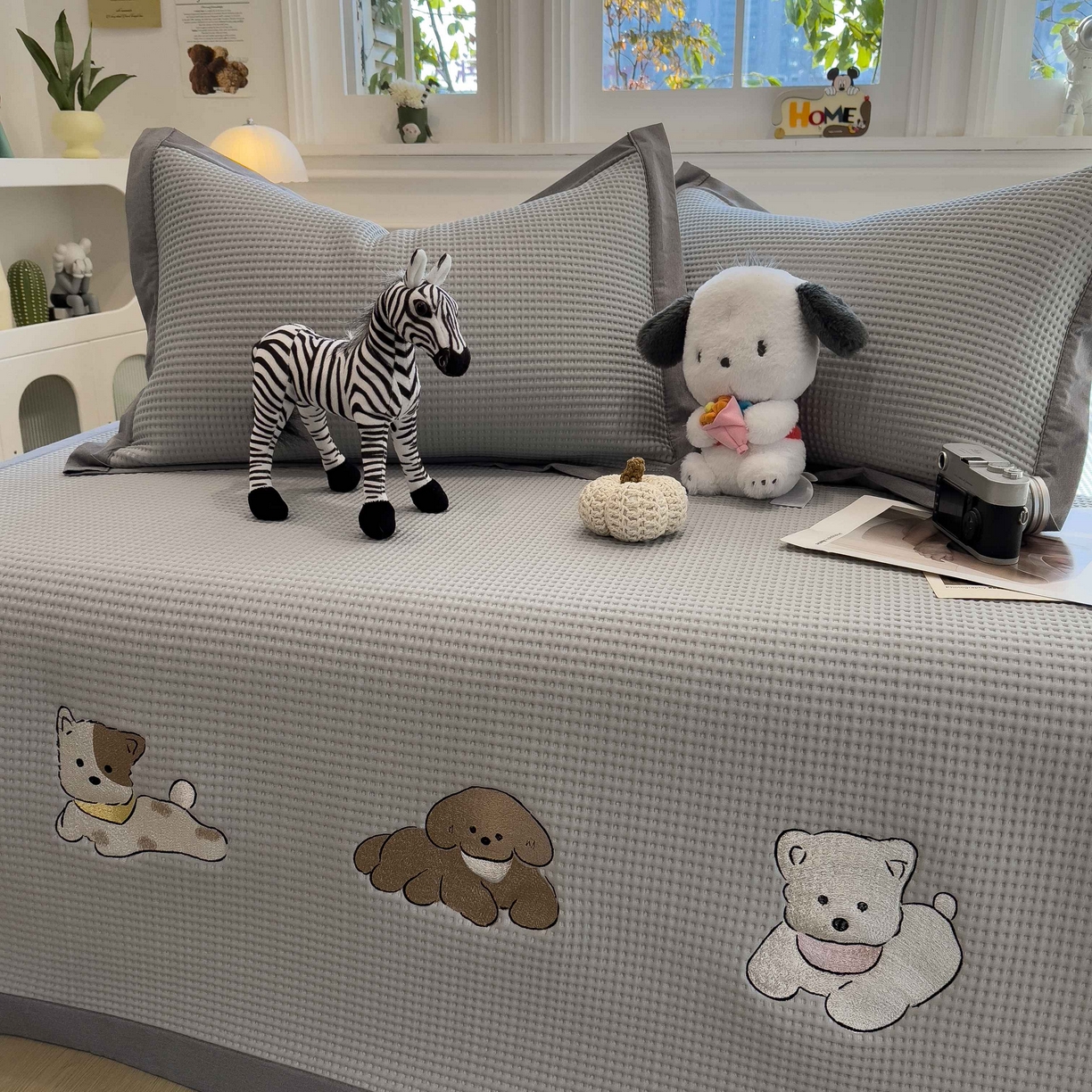 91家纺网 家纺一手货源 找家纺 孩子王家纺 2026春夏新款乙纶冰豆豆凉席凉感值过0.21冰丝席-华夫格绣花空调软席凉席席子 躺躺岛-灰 床单款