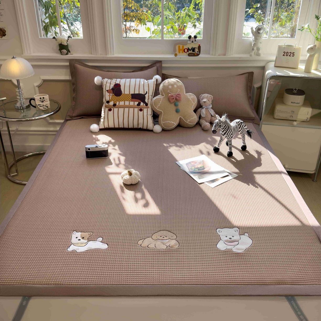 91家纺网 家纺一手货源 找家纺 孩子王家纺 2026春夏新款乙纶冰豆豆凉席凉感值过0.21冰丝席-华夫格绣花空调软席凉席席子 躺躺岛-咖 床单款