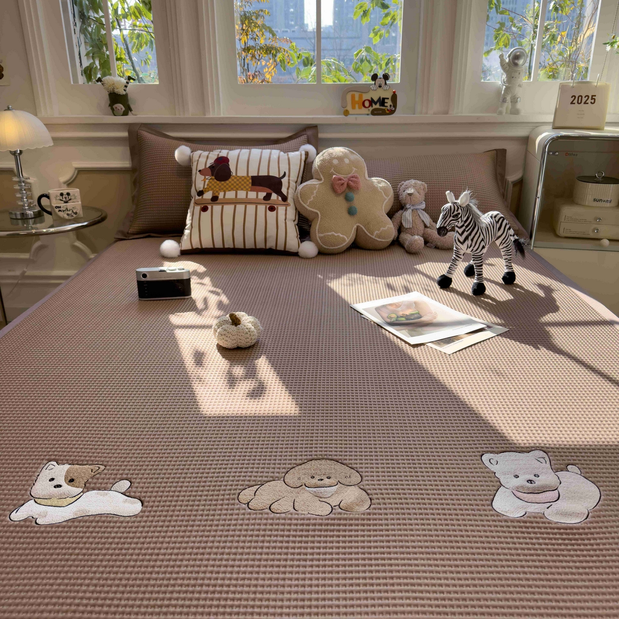 91家纺网 家纺一手货源 找家纺 孩子王家纺 2026春夏新款乙纶冰豆豆凉席凉感值过0.21冰丝席-华夫格绣花空调软席凉席席子 躺躺岛-咖 床单款