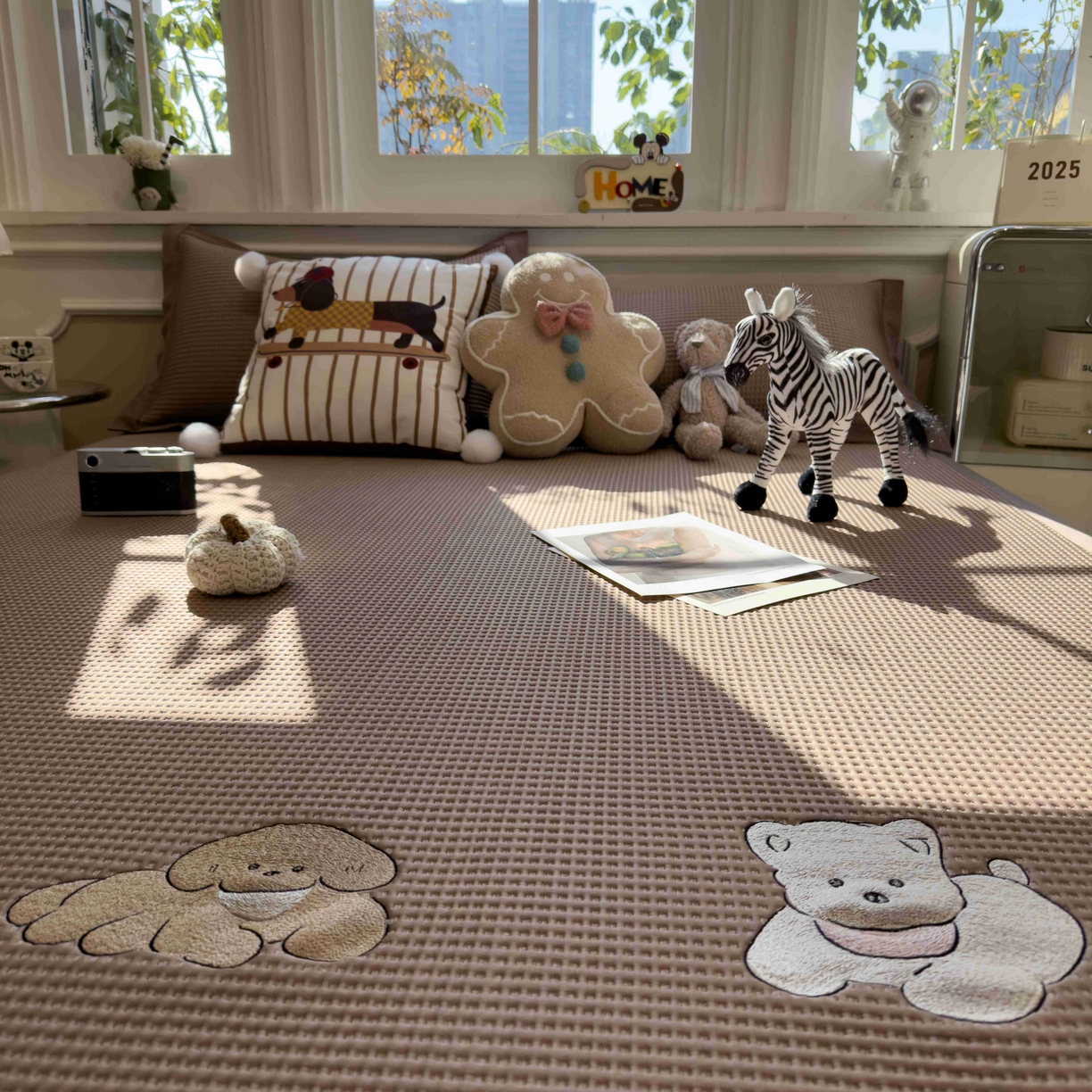 91家纺网 家纺一手货源 找家纺 孩子王家纺 2026春夏新款乙纶冰豆豆凉席凉感值过0.21冰丝席-华夫格绣花空调软席凉席席子 躺躺岛-咖 床单款