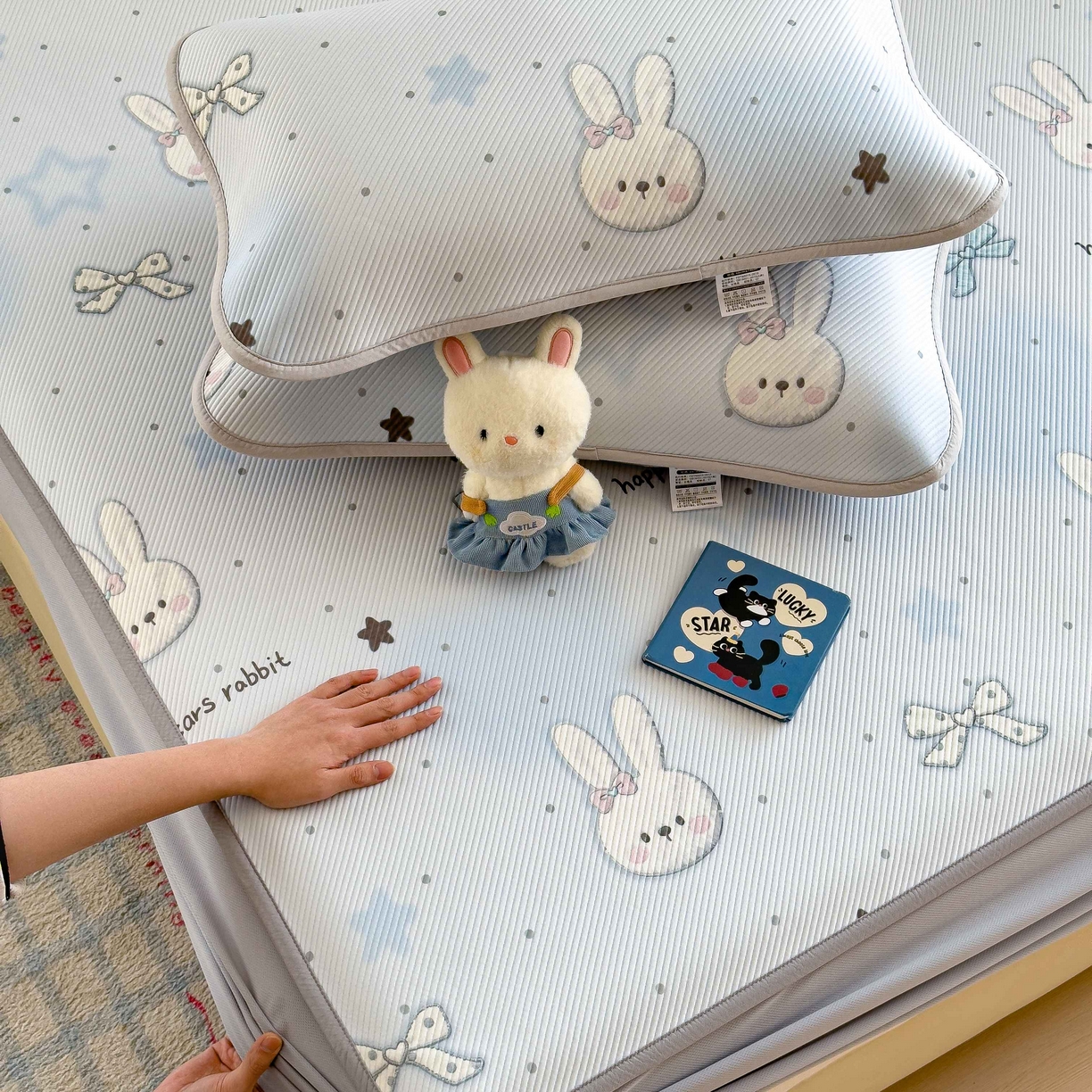 91家纺网 家纺一手货源 找家纺 孩子王家纺 2026春夏新款豆豆席卡通凉感值过0.21可机洗夏天学生宿舍单人空调软席凉席席子 波点星星兔 床笠款