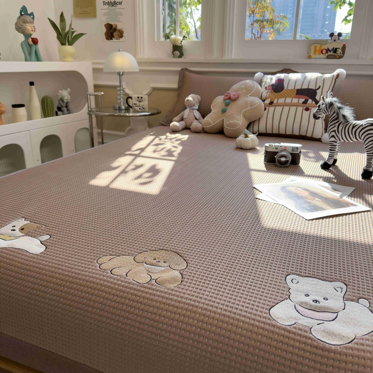 91家纺网 家纺一手货源 找家纺 孩子王家纺 2026春夏新款乙纶冰豆豆凉席凉感值过0.21冰丝席-华夫格绣花空调软席凉席席子 躺躺岛-咖 床单款