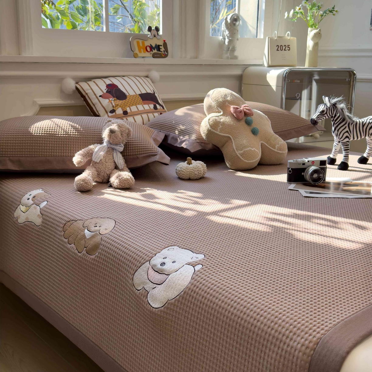 91家纺网 家纺一手货源 找家纺 孩子王家纺 2026春夏新款乙纶冰豆豆凉席凉感值过0.21冰丝席-华夫格绣花空调软席凉席席子 躺躺岛-咖 床单款