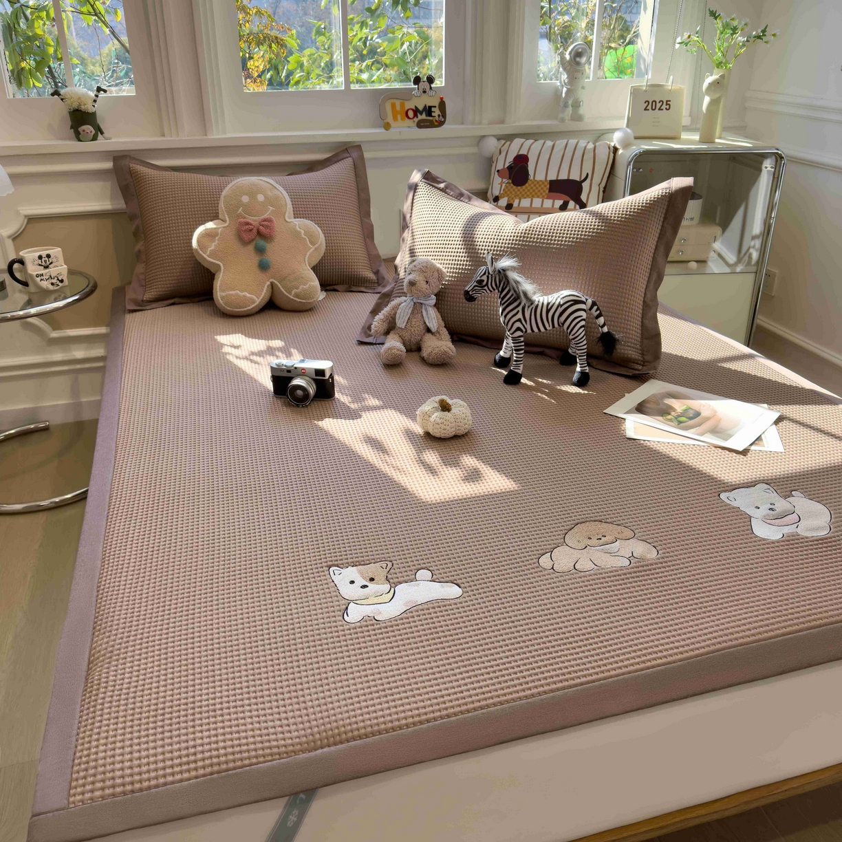 91家纺网 家纺一手货源 找家纺 孩子王家纺 2026春夏新款乙纶冰豆豆凉席凉感值过0.21冰丝席-华夫格绣花空调软席凉席席子 躺躺岛-咖 床单款