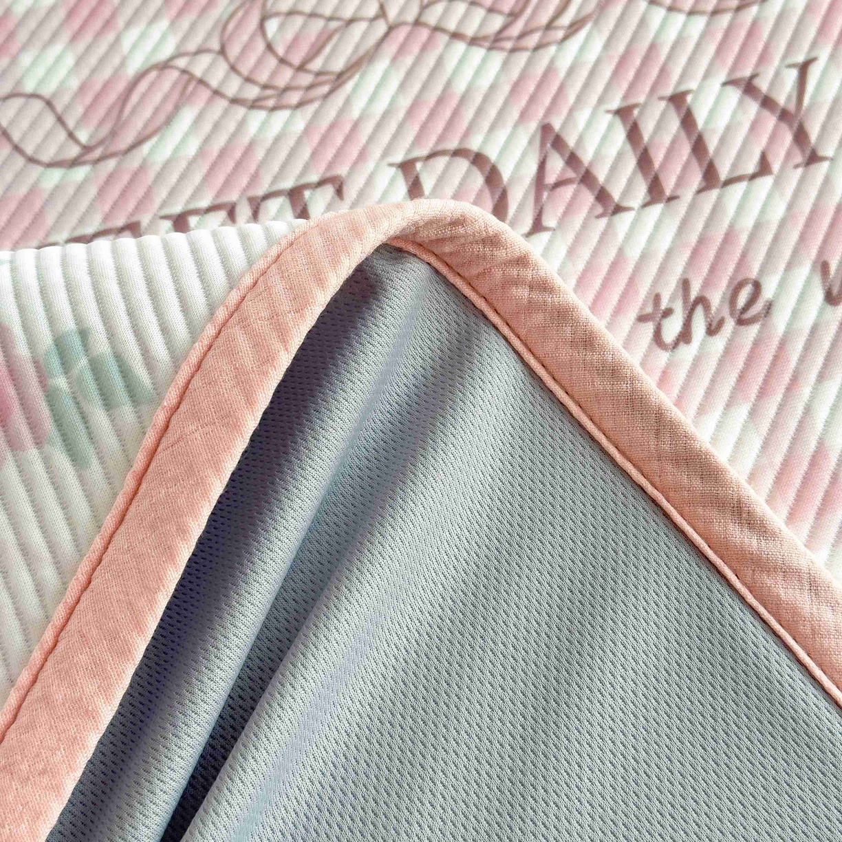 91家纺网 家纺一手货源 找家纺 孩子王家纺 2026春夏新款豆豆席卡通凉感值过0.21可机洗夏天学生宿舍单人空调软席凉席席子 粉色花海 床笠款