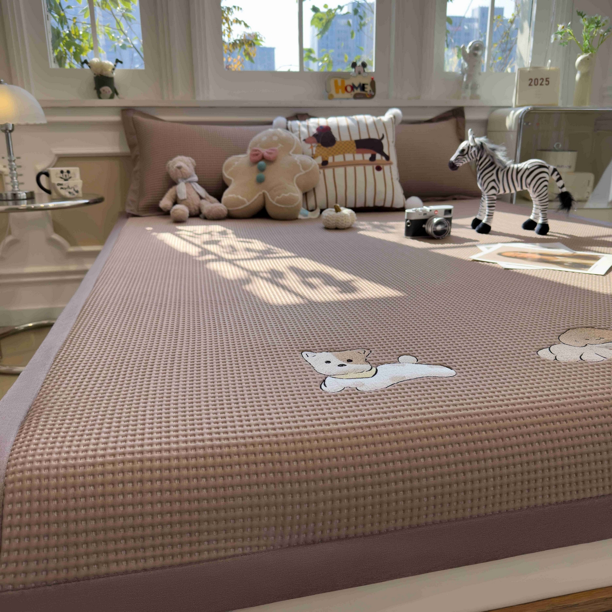 91家纺网 家纺一手货源 找家纺 孩子王家纺 2026春夏新款乙纶冰豆豆凉席凉感值过0.21冰丝席-华夫格绣花空调软席凉席席子 躺躺岛-咖 床单款